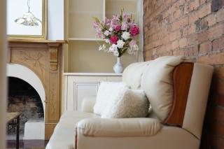 2 Bedrooms House in Carlton Central - 8