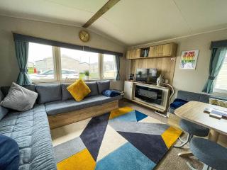 Stunning 6 Berth Caravan With Decking At Broadland Sands Ref 20028Bs - 5