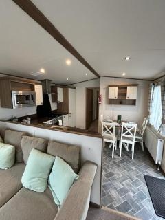 Wonderful 6 Berth Caravan For Hire At Manor Park, Hunstanton, Norfolk Ref 23028S - 4