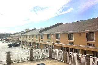 Super 8 by Wyndham Fort Scott - Fort Scott - 6