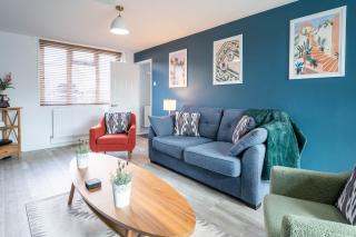 Gatwick Place - 4 bed 2 bath self contained house with private garden - Horley - 0