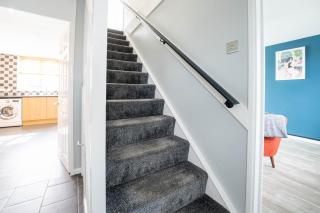 Gatwick Place - 4 bed 2 bath self contained house with private garden - Horley - 1