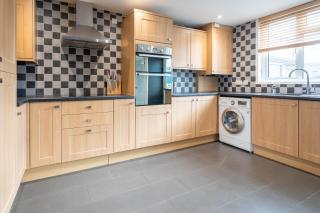 Gatwick Place - 4 bed 2 bath self contained house with private garden - Horley - 8