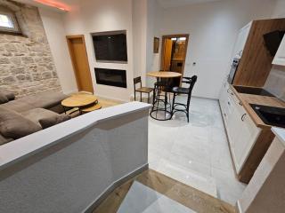 Apartment Antonio, on the seafront with garden - Kaštela - 4