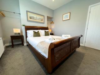 Granville 3 Bed House By Furnished Accommodation - FREE PARKING - Perfect for Families and Contractors - Walk to Exhibition Centre - 2