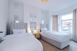 4 Bedroom House Eccles - 8