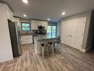 Private 4 Bedroom Home with a hot tub - Caseyville - 7