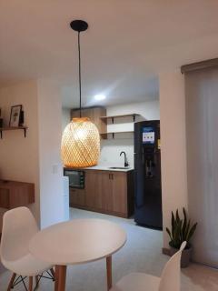 Cozy Apartment in Historic Prado with adjustable desk and 4K Monitor - Medellín - 1