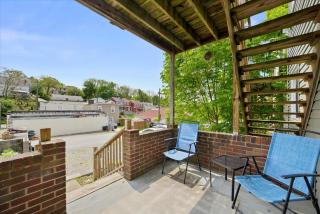 Great Two Bedroom w off Street Parking to Explore the City Close to Downtown Airport Ballparks - Pittsburgh - 2