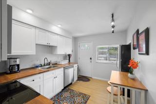 Great Two Bedroom w off Street Parking to Explore the City Close to Downtown Airport Ballparks - Pittsburgh - 1