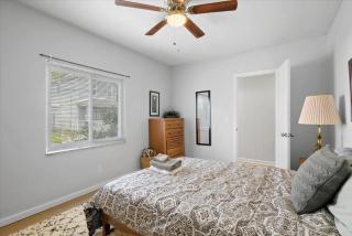 Great Two Bedroom w off Street Parking to Explore the City Close to Downtown Airport Ballparks - Pittsburgh - 4