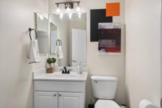 Luxurious 2-Bed/2.5 Bath Townhome - 8