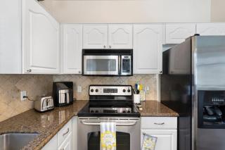 Luxurious 2-Bed/2.5 Bath Townhome - 5