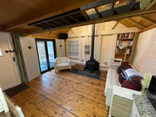 Muntjac Lodge, a cabin in heart of Chorleywood - 7
