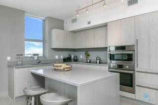 Corner Balcony - Enjoy 360 Views- Near Beach- Pool - Hollywood - 7
