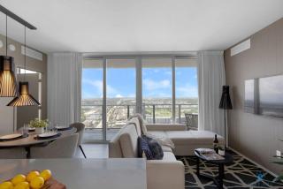 Luxury - Front Intercostal View - Free Valet Parking - Hollywood - 9