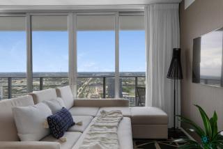 Luxury - Front Intercostal View - Free Valet Parking - Hollywood - 1