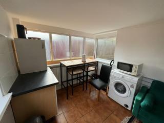 One Bedroom Flat with on premises parking - Walsall - 6