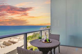Beachfront Condo Front Oceanview Balcony Pools - Hollywood - 5