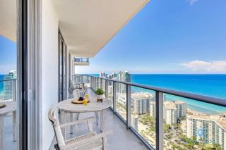 Sophisticated Coastal Haven, Parking Included - Hollywood - 7