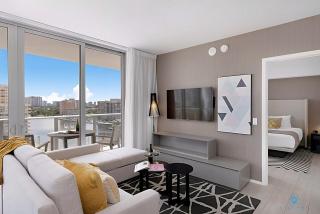 Wrap Around Balcony, Insane Amenities, Amazing Pool - Hollywood - 1
