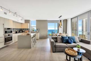 Wrap Around Balcony Insane Views Amazing Pools - Hollywood - 8