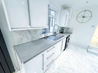 Modern Luxury 2 Bed with Parking - Catford - 8