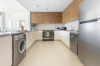 Frank Porter - 5242 EMAAR Tower - 4