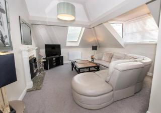 Sandmartin - Top Floor 3-Bed Apartment Sea Views & Parking - Scarborough - 0