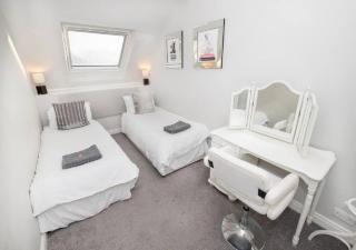 Sandmartin - Top Floor 3-Bed Apartment Sea Views & Parking - 4