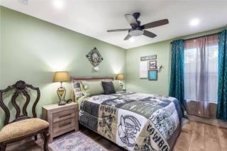 Stockyards 5 mins!-New!-Sleeps 8. Cowboy Bungalow - Fort Worth - 6