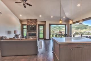Blackstone Luxury Top Floor 2br, Walk to Skiing at Cabriolet, Shared Pool and Hot tub, Mountain View - 0