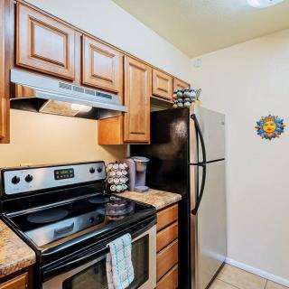 Comfy 1BD Condo near UofA & UMC w Pool, Parking, Low Summer Rates! - Tucson - 7