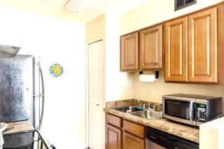 Comfy 1BD Condo near UofA & UMC w Pool, Parking, Low Summer Rates! - Tucson - 3