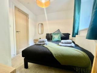 Cozy & Spacious 3-bedroom home by Tailored Accommodation - Swansea - 8