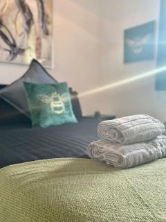 Cozy & Spacious 3-bedroom home by Tailored Accommodation - Swansea - 2