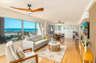 Upscale 2BR & 2BA Ocean View in Waikiki with Parking! - Honolulu - 0