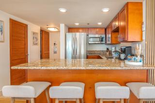 Upscale 2BR & 2BA Ocean View in Waikiki with Parking! - Honolulu - 1