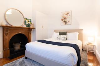 Charming Cottage Nestled in A Prime Location - 7