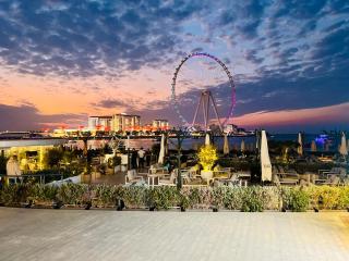Stunning views 1 BR Flat, Near Beach & Tram with FREE Parking in Dubai Marina - Dubai - 2