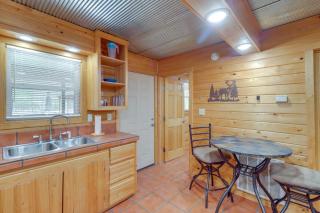 0 5 Mi to Greers Ferry Lake Heber Springs Cabin - Heber Springs - 2