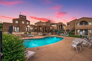 Sunny King-sized 1BD Condo near UofA and UMC w Pool, Parking - 0