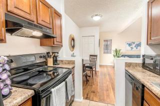 Sunny King-sized 1BD Condo near UofA and UMC w Pool, Parking - Low Summer Rates! - Tucson - 3