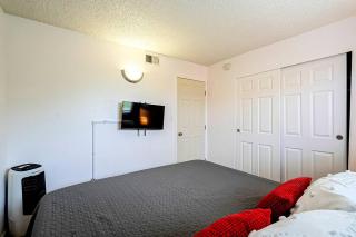 Sunny King-sized 1BD Condo near UofA and UMC w Pool, Parking - Low Summer Rates! - Tucson - 2