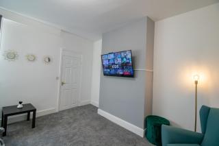 Welcoming 2BR Home for Families & Colleagues - 1
