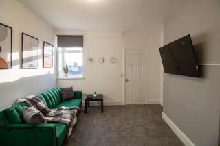 Comfortable 2-Bedroom Stay 1 Bath 5 Guests - 2