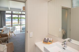 Whispering Sands Beachfront Motel - 2