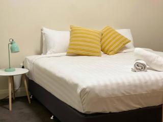 Stylish 4 Bedroom Urban Retreat! - Wagga Wagga - 0