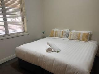 Stylish 4 Bedroom Urban Retreat! - Wagga Wagga - 6