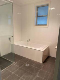 Stylish 4 Bedroom Urban Retreat! - Wagga Wagga - 3